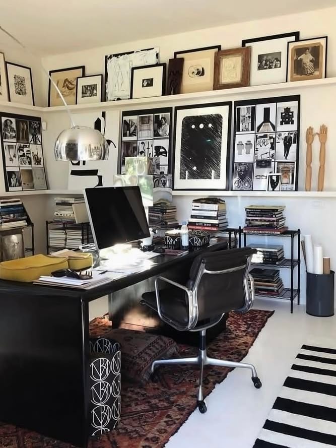 Le mur d'atelier et ses tirages encadrés