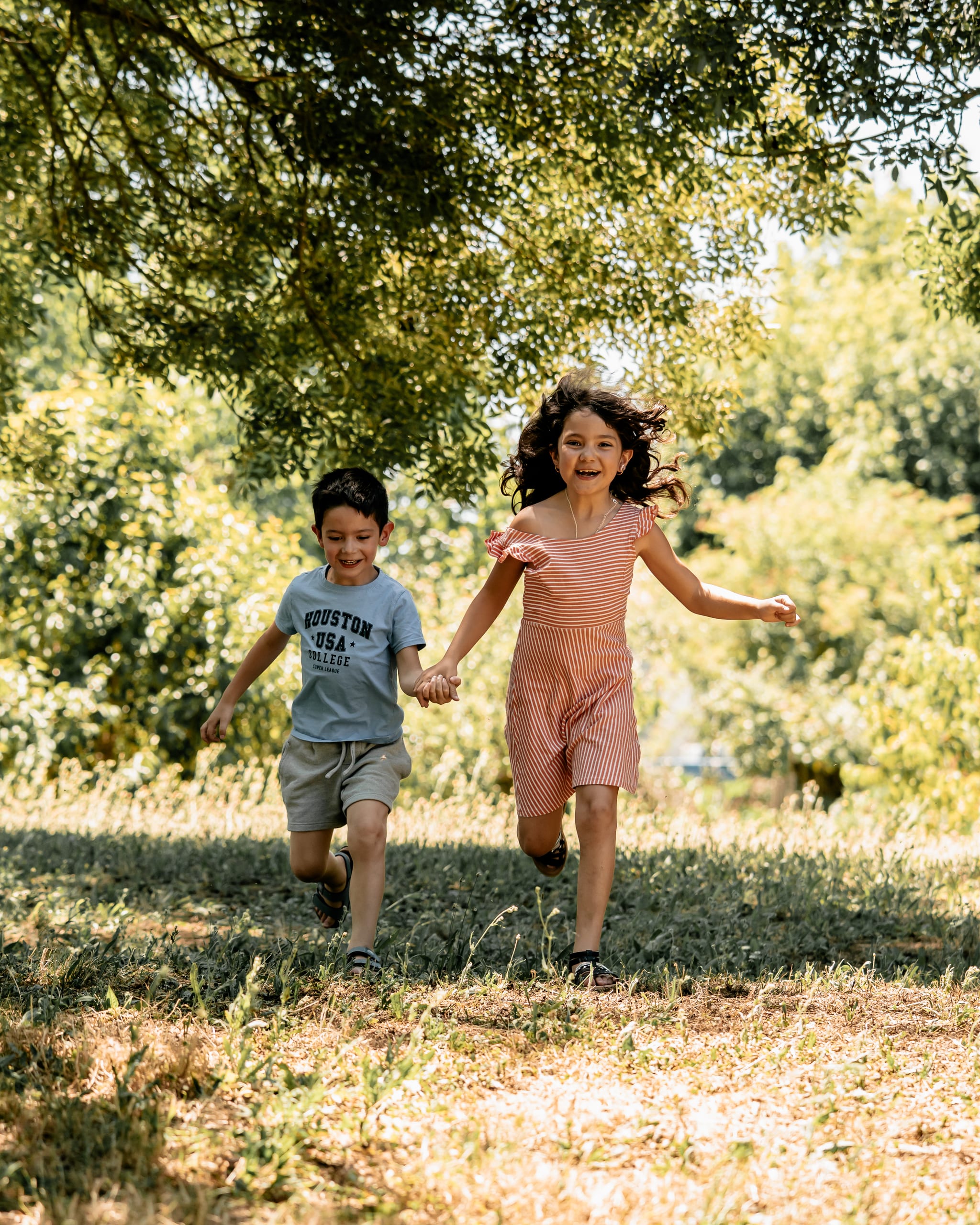 Deux enfants courent main dans la main