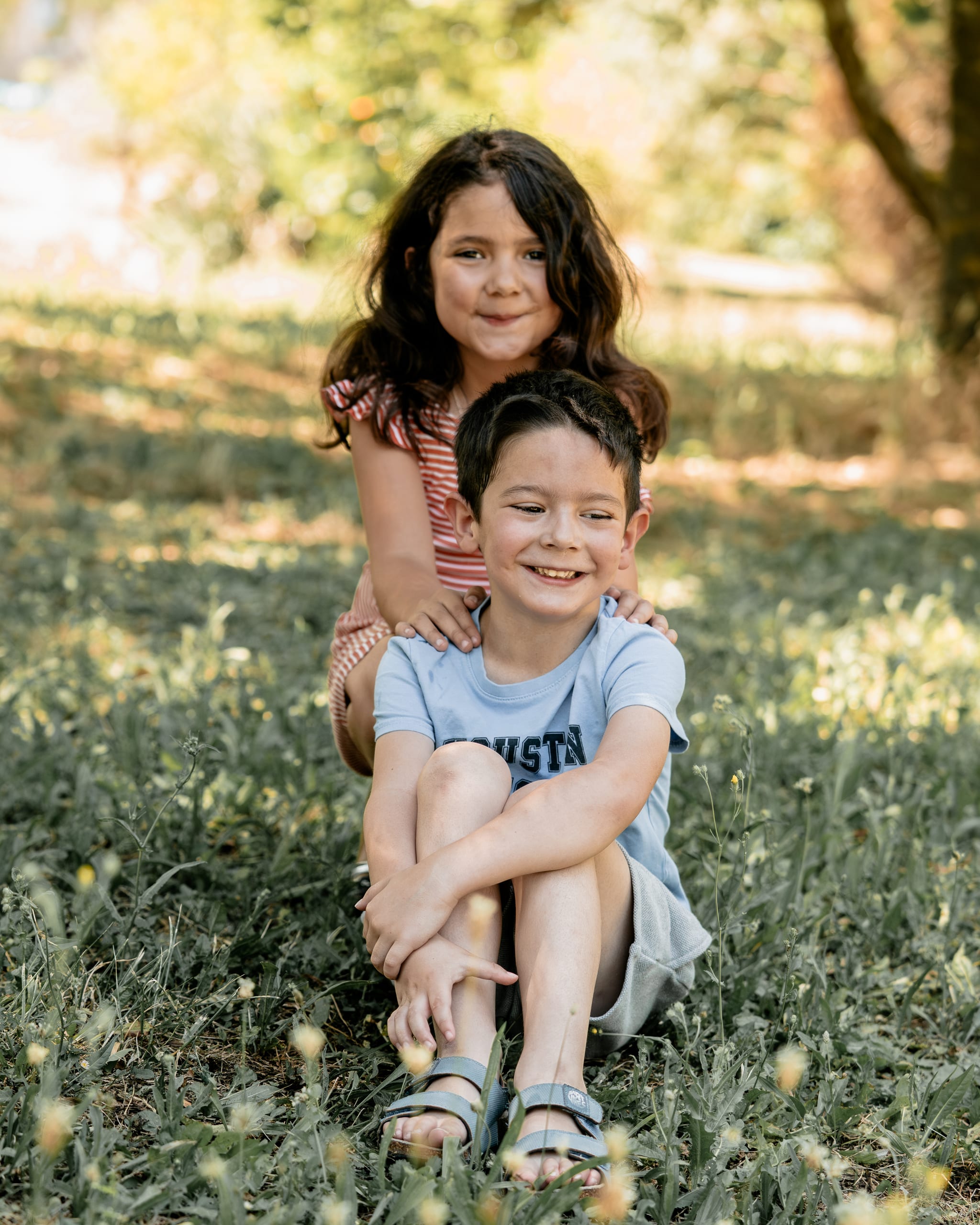 Deux enfants assis dans l'herbe