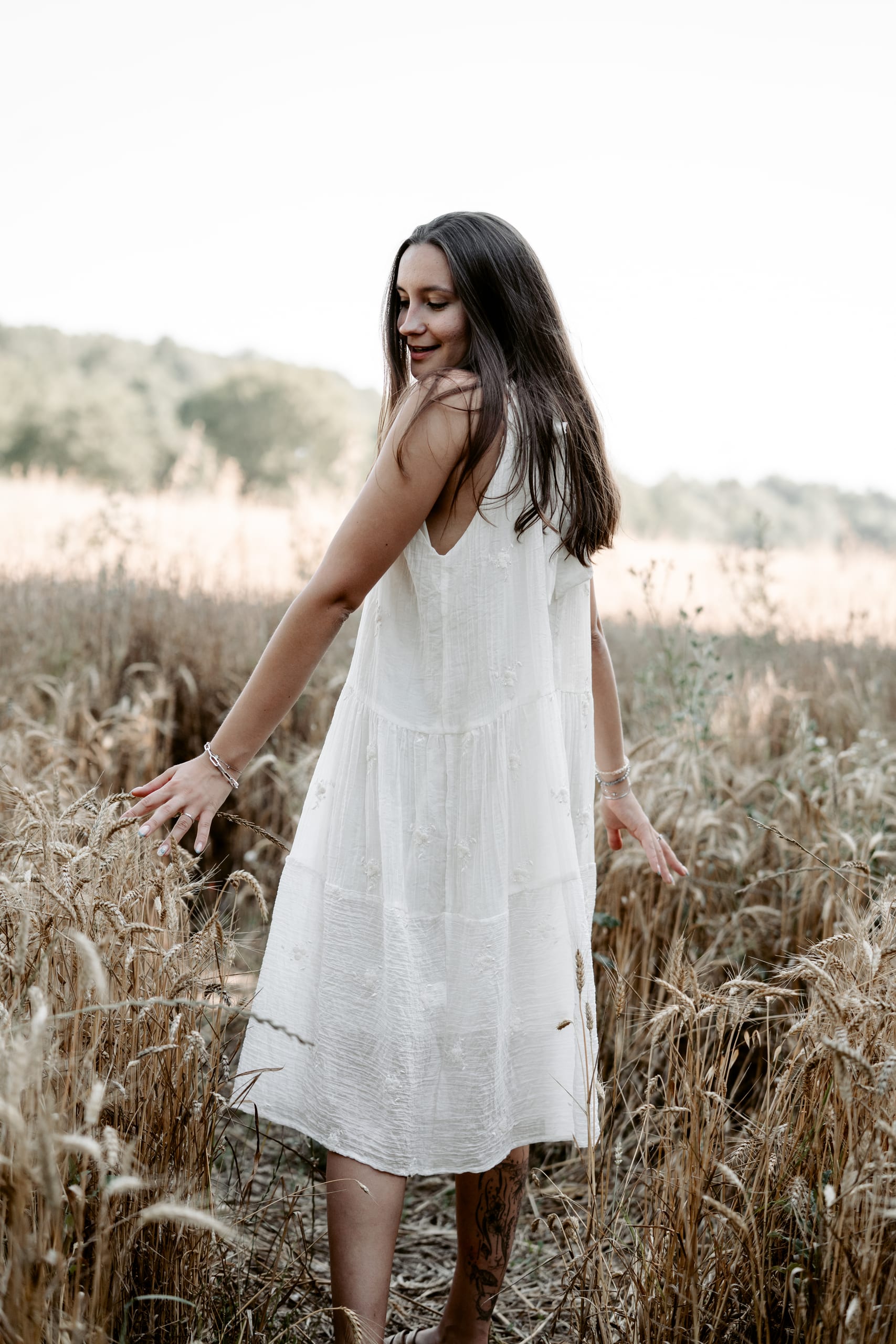 Femme en robe blanche dans les blés